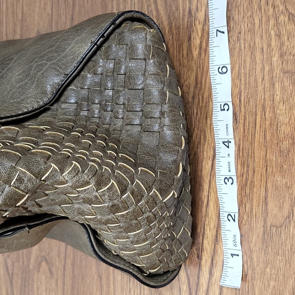 VIMODA WOVEN FAUX LEATHER CONVERTIBLE BAG - Picture 13 of 15